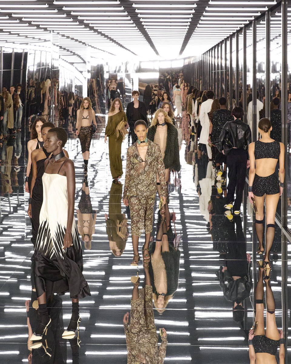 Fendi SS27: Maria Grazia Chiuri coloca a lingerie na passarela e a liberdade em destaque