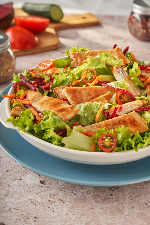 Aprenda a fazer uma salada de verão com filé de frango