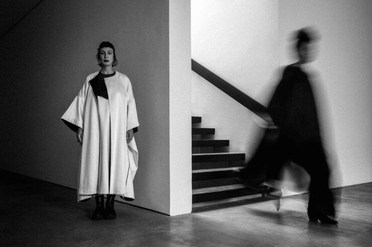 Conheça a coleção que surgiu da união da arte e da moda entre Fernanda Yamamoto e Carla Chaim