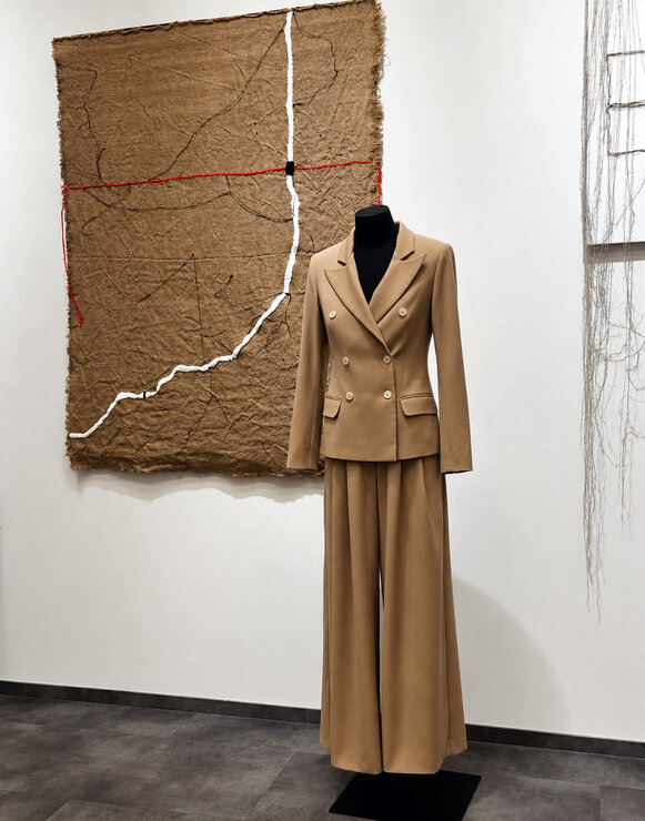 Em Milão, moda e arte se encontram em uma exposição