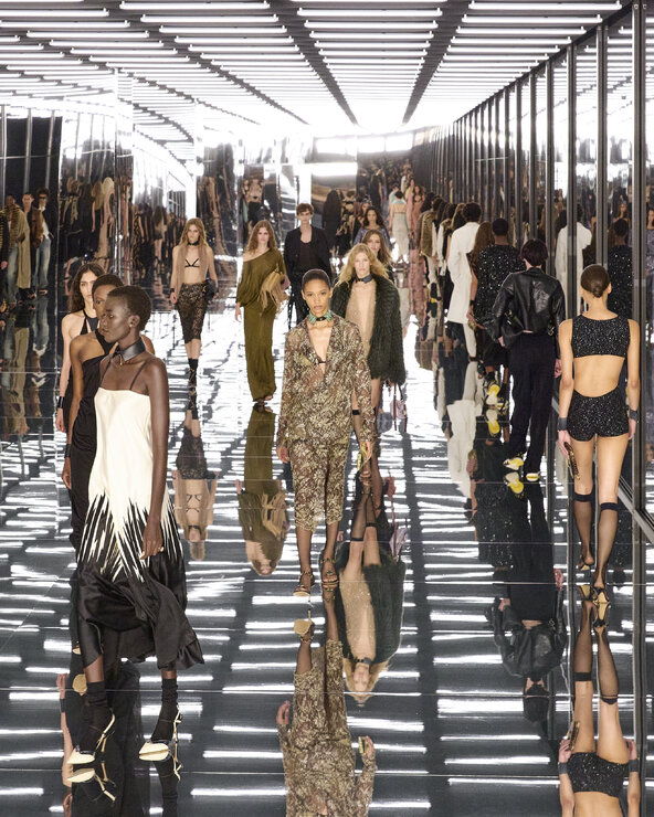 Fendi SS27: Maria Grazia Chiuri coloca a lingerie na passarela e a liberdade em destaque