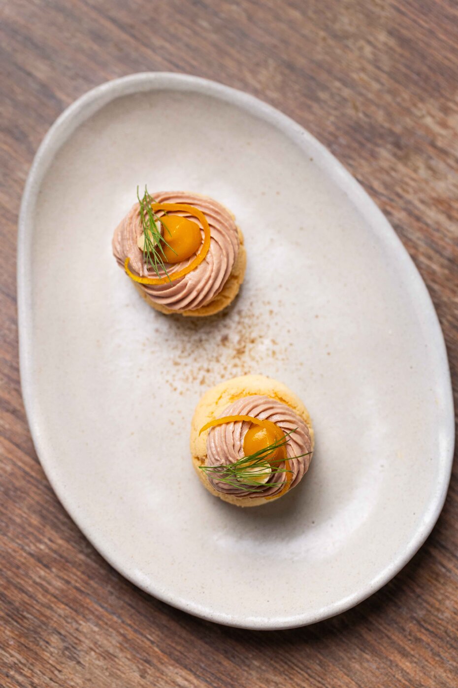 Choux pat&ecirc; de f&iacute;gado de galinha com laranja e figo.