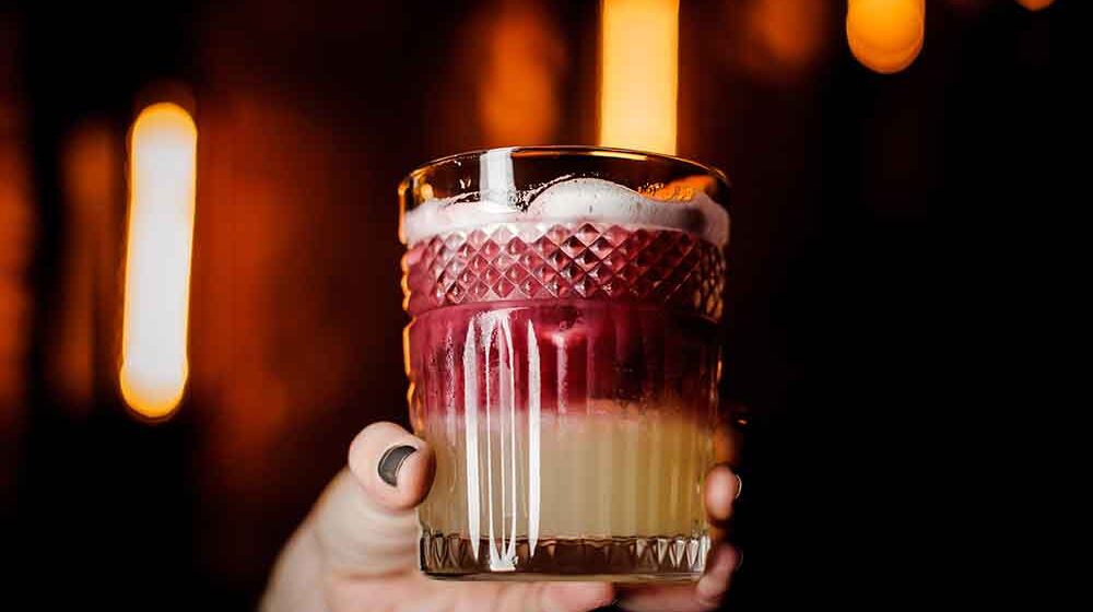 Aprenda como aproveitar o verão com drinks que combinam vinho, frutas ou outras bebidas