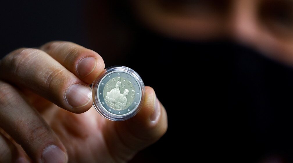 Profissionais de saúde são homenageados em moeda na Itália