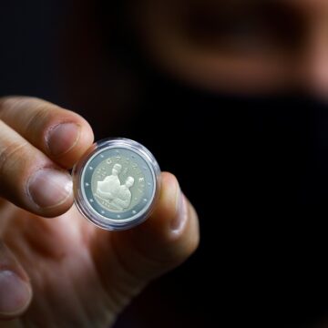 Profissionais de saúde são homenageados em moeda na Itália