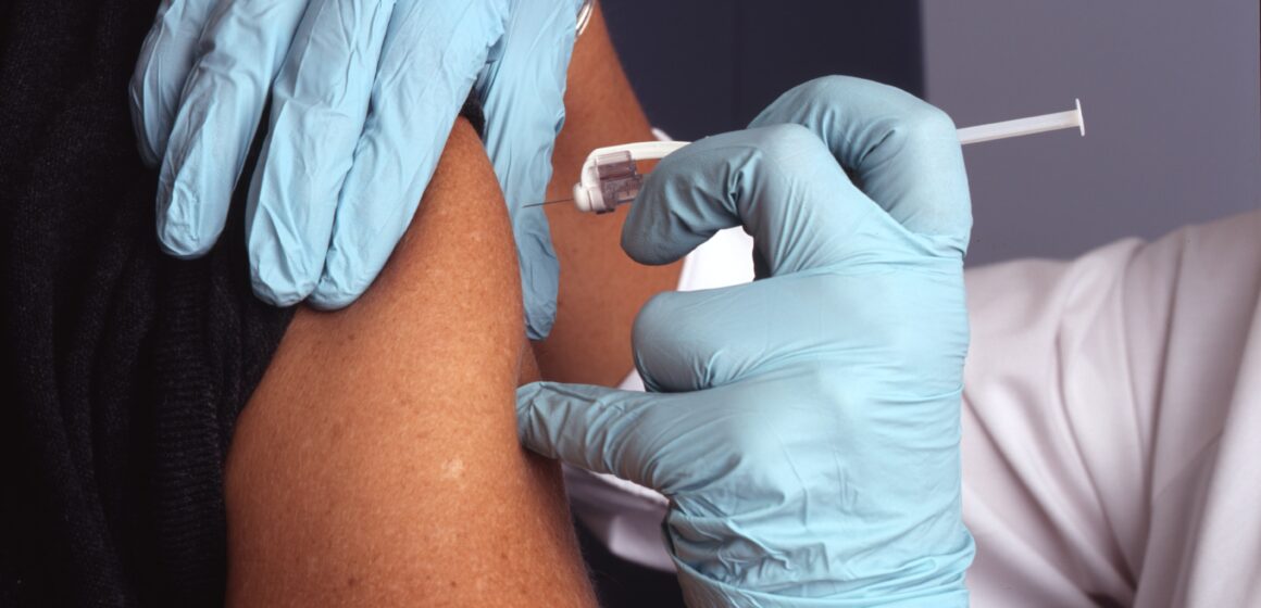 União Europeia entregou vacinas para imunizar 70% dos adultos
