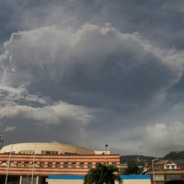 Erupção do vulcão La Soufrière cobre Ilha San Vicente de cinzas