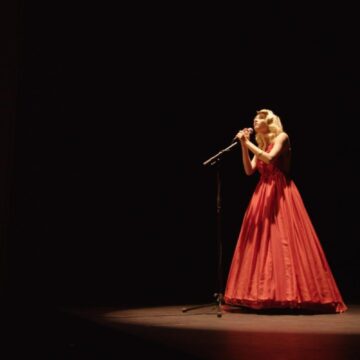 Na Nova Zelândia, brasileira protagoniza videoclipe em teatro centenário – completamente vazio!