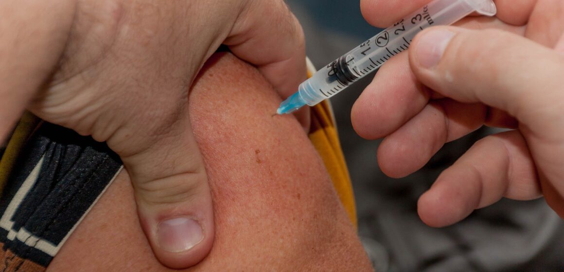 Cem mil já receberam a primeira dose da vacina em Cuiabá