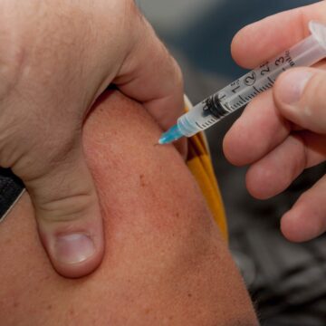 Cem mil já receberam a primeira dose da vacina em Cuiabá