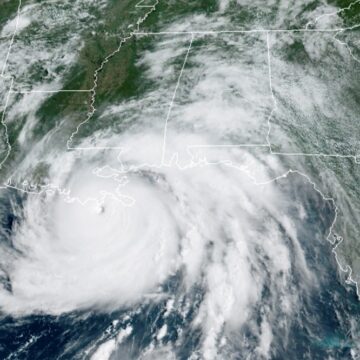 Furacão atinge a costa dos Estados Unidos