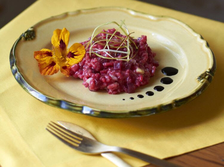 Aprenda a fazer esse delicioso risoto de beterraba com caramelo de balsâmico