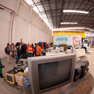 Sistema de reciclagem reduz poluição de rios em Manaus