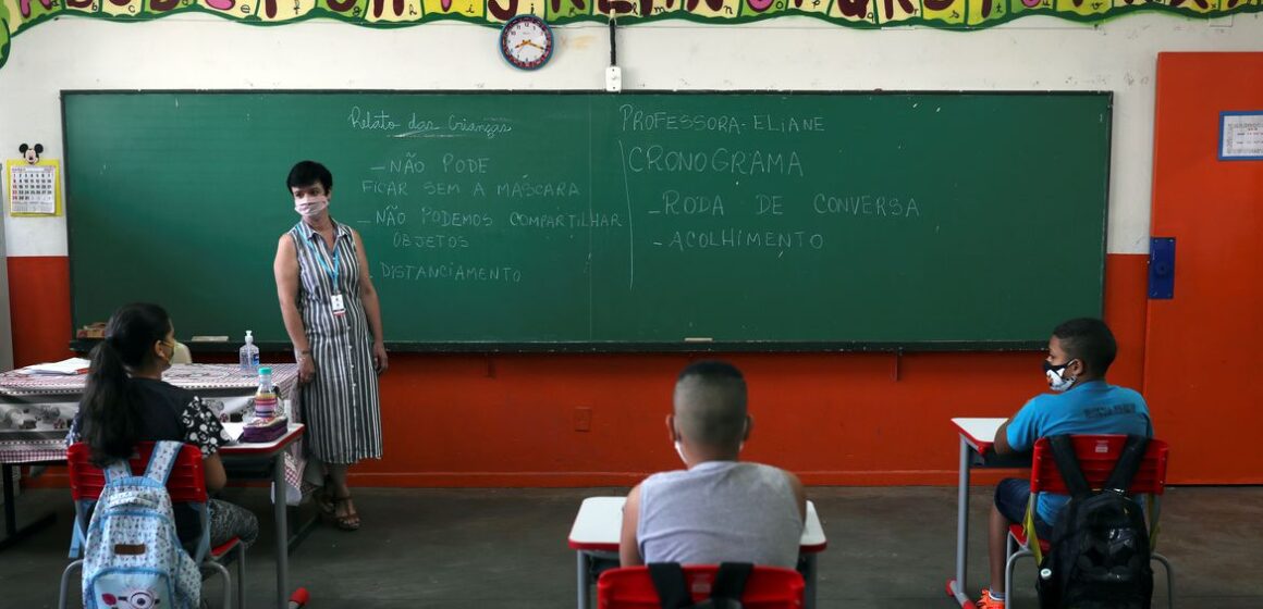 São Paulo aumenta bônus para professores para até R$ 6 mil