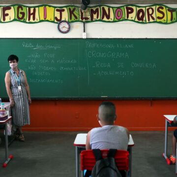 São Paulo aumenta bônus para professores para até R$ 6 mil