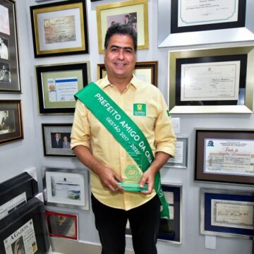 Emanuel Pinheiro recebe prêmio Prefeito Amigo da Criança