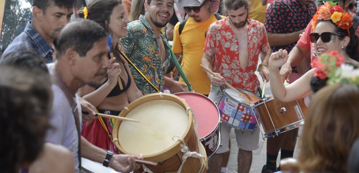 Com novos casos de covid-19, Rio cancela blocos de rua no carnaval