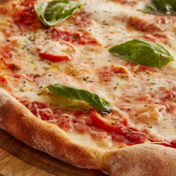 Que tal um pizza rápida de frigideira com mussarela, tomate e orégano?