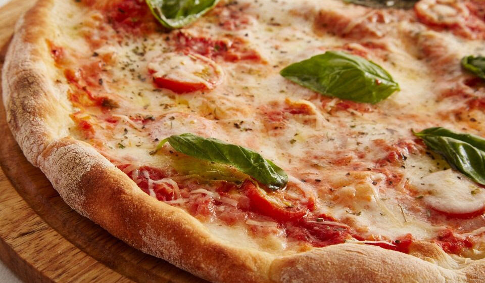 Que tal um pizza rápida de frigideira com mussarela, tomate e orégano?