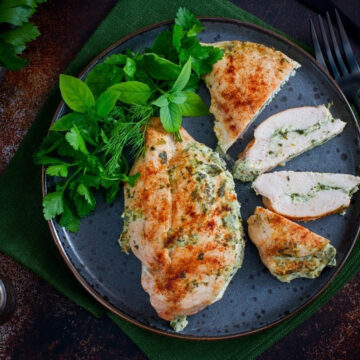 Rolê de frango com ricota e espinafre é opção para refeição leve e saudável para esse verão