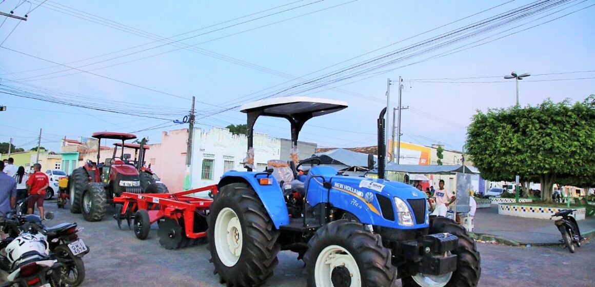 Sergipe entrega implementos para beneficiar agricultores familiares