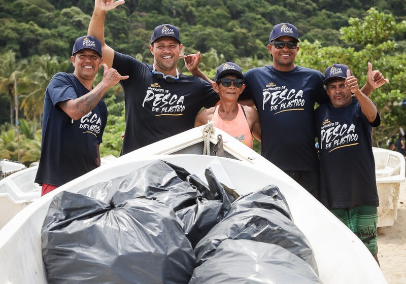 Pesca inusitada: em iniciativa com pescadores resgata 5 toneladas de plástico do mar