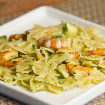 Experimente esse saboroso Farfalle Integrale com camarões, abobrinha e molho Pesto