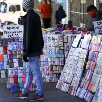Comércio de rua em Brasília. Economia Rendimento dos brasileiros é o menor desde 2012, aponta IBGE