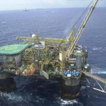 IEA: demanda global de petróleo deve subir 2% indo para novo recorde