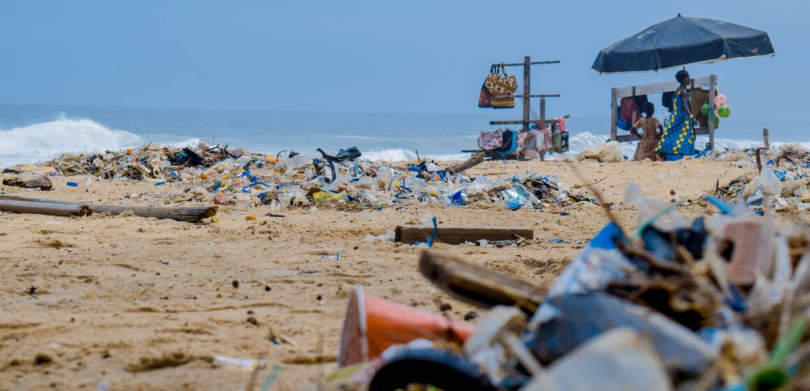 Estudo do Pacto Global da ONU no Brasil revela que brasileiro pode contribuir com 16kg de plástico no mar por ano