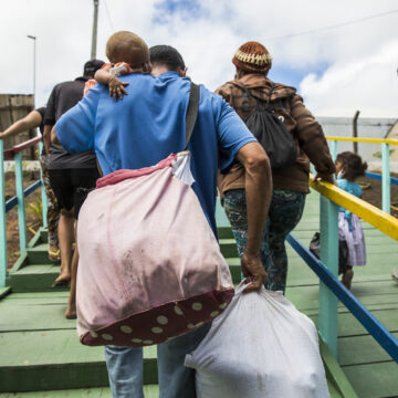 Fotógrafo registrou dor, saudade e uma forte esperança no percurso de refugiados e migrantes no Brasil
