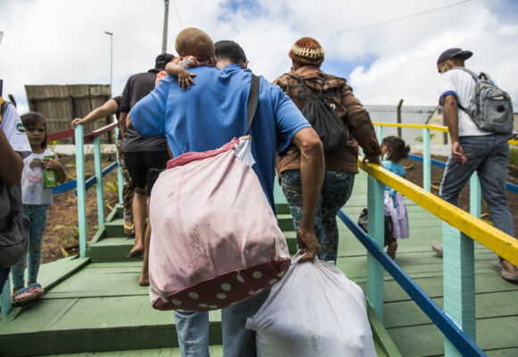 Fotógrafo registrou dor, saudade e uma forte esperança no percurso de refugiados e migrantes no Brasil