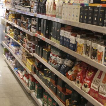 Supermercado Valor da cesta básica caiu em agosto em 16 capitais, diz Dieese