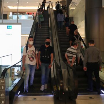 2020-08-18t204938z_1_lynxnpeg7h1om_rtroptp_4_health-coronavirus-brazil Rio de Janeiro torna obrigatórios fraldários em banheiros masculinos