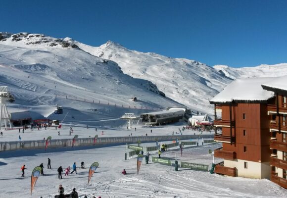 Esquiar na neve, andar de helicóptero e festas em suítes de hotel: A nova onda das Despedidas de Solteiro(a)!