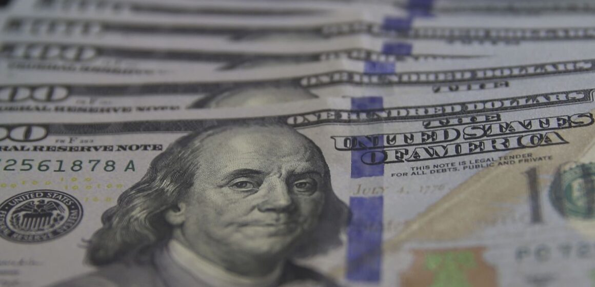Economia Dólar tem leve alta e sobe para R$ 5,30 após decisões do STF