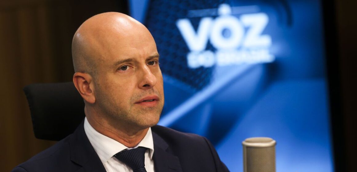 Brasil deve encerrar ano com superávit de 0,4% do PIB