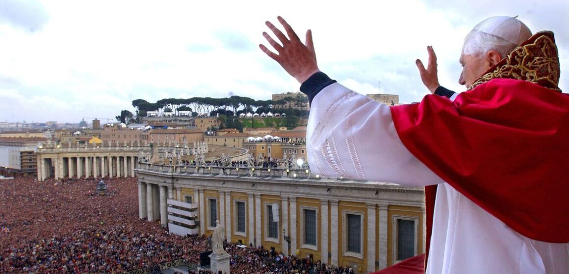 Autoridades políticas e católicas lamentam morte de Bento XVI