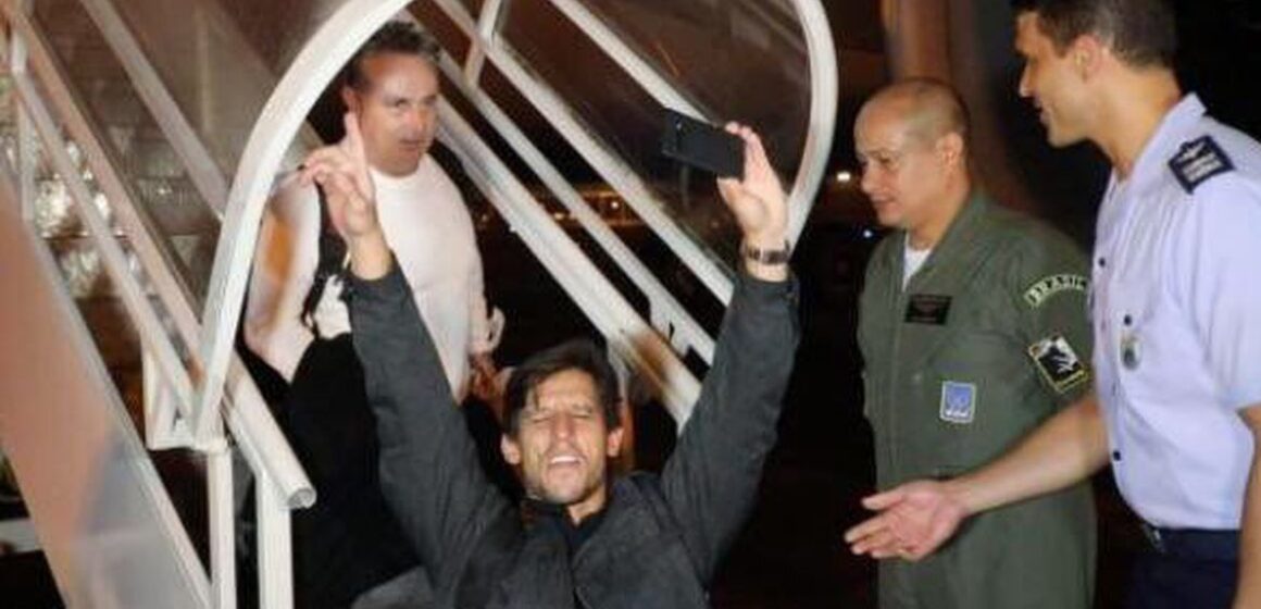 Avião da FAB chega com brasileiros e turcos sobreviventes do terremoto