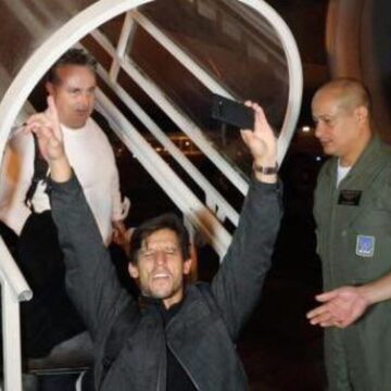 Avião da FAB chega com brasileiros e turcos sobreviventes do terremoto