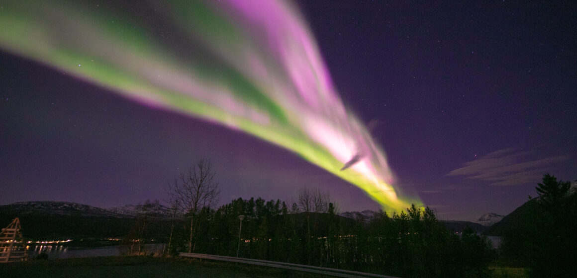 Deslocamento do campo magnético da Terra fez auroras boreais serem vistas fora da zona auroral
