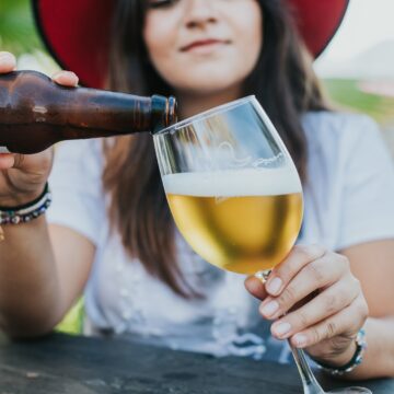 maria-benitez-fULir-xvPDE-unsplash Tipos de cervejas para harmonizar no almoço de Dia das Mães