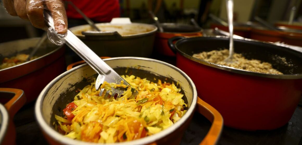 Comida servida em restaurante em Brasília. Concurso vai escolher melhor restaurante a quilo do Brasil