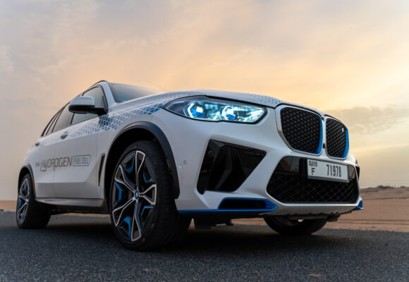 BMW iX5 movido a hidrogênio passa por testes no deserto dos Emirados Árabes Unidos