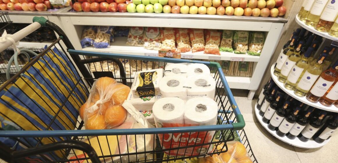 Com recuo de alimentos, inflação acumulada é menor para os com menos renda