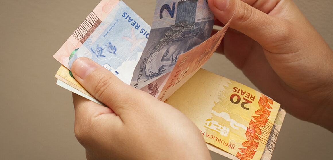 dinheiro Receita Federal detalha diretrizes das novas regras de tributação para rendimentos no exterior