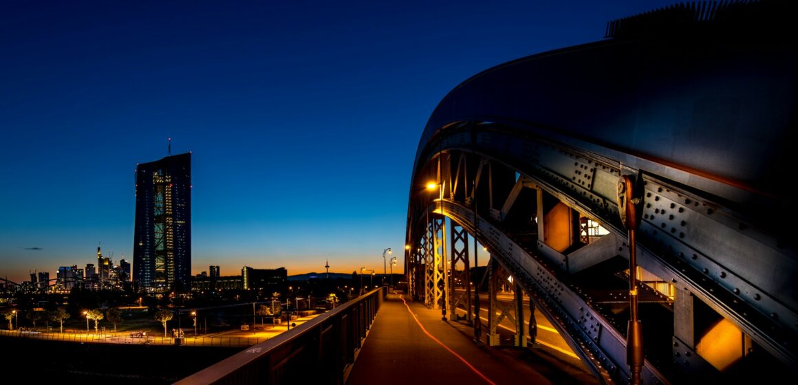 Mercados europeus se recuperam com dados positivos e aguardam balanços dos EUA