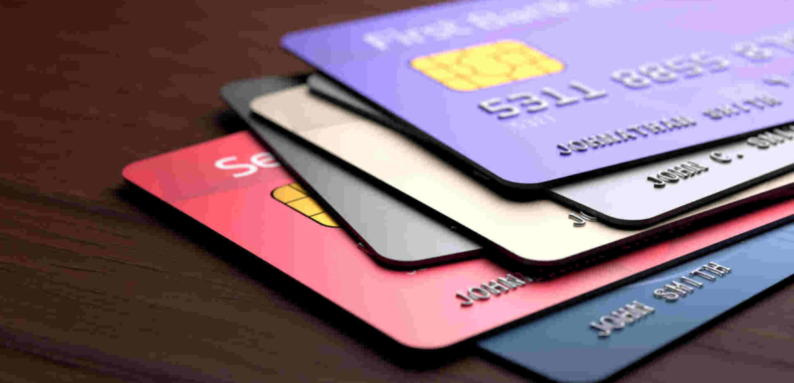 banco-cartao-de-credito-reproduc Taxa de juros do crédito para famílias cai em abril, mas juros do cartão de crédito rotativo sobem