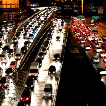 Google aposta em IA para prever enchentes e reduzir emissões de carbono