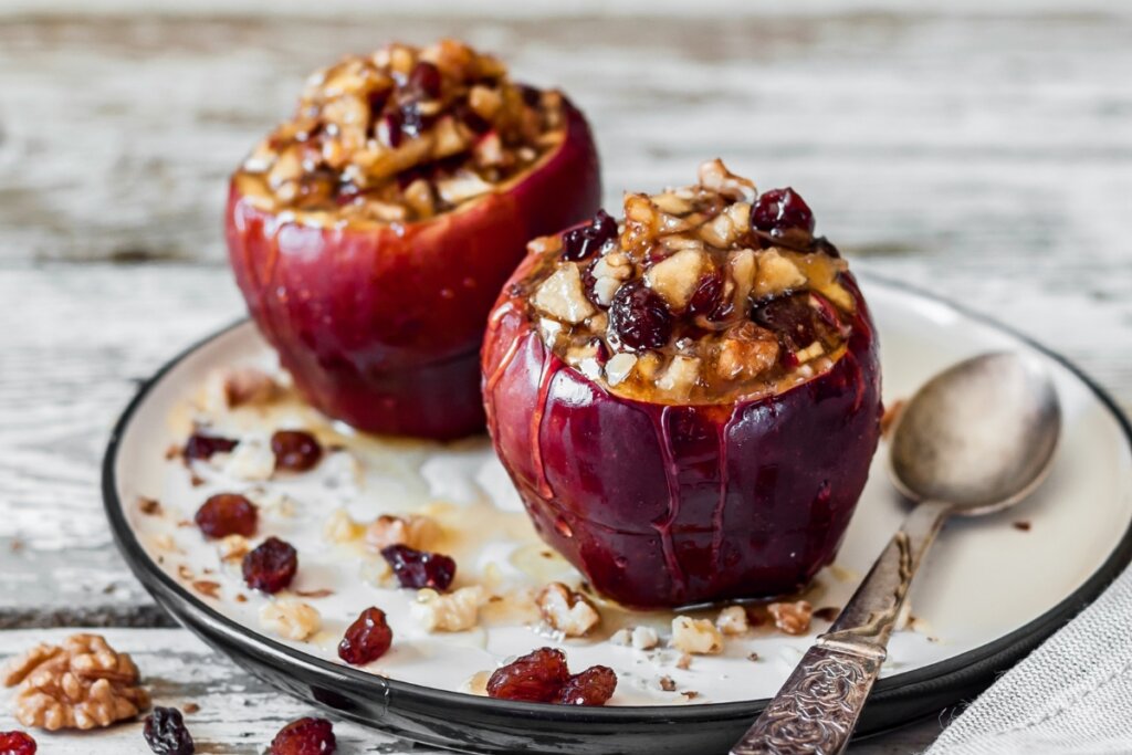 Maca-recheada-com-nozes-1024x683-1 5 sobremesas com frutas para o Natal